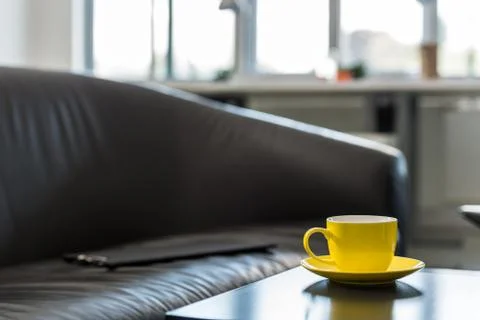 Empty folder on an office couch next to a coffee table Foto stock