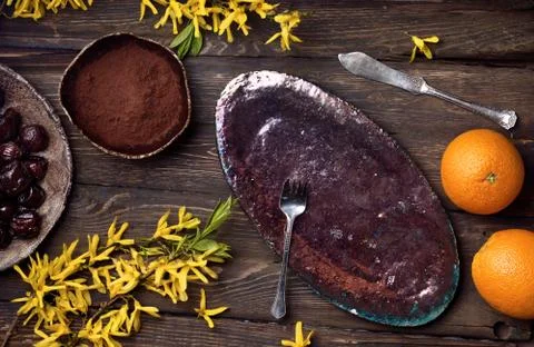 Empty food background with empty plate, oranges, chocolate, yellow flowers, f Foto stock