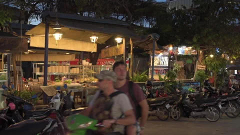 Empty food stall on Siem Reap's Pub Street at dusk (Cambodia, Asia) 库存影片 155494302