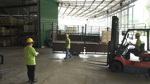 Empty Fork-Lift Leaving After Have Filled A Truck On A Factory Garage Video stock 92645191