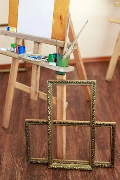 Empty frames for paintings in the art studio at the artist's workplace Foto stock