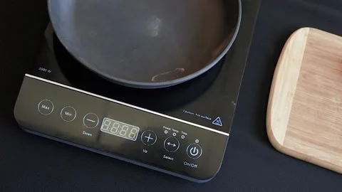 Empty frying pan on kitchen scale 库存影片 200204065