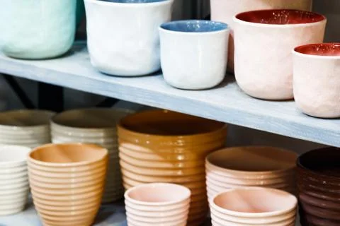 Empty garden pots in a row close up. Gardening concept Foto stock