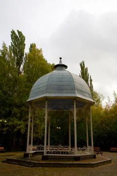 An empty gazebo in the Izmailovsky Park. Foto stock