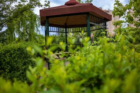 Empty gazebo in the park Foto stock