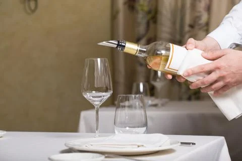 Empty glasses and plates installed in the restaurant, the restaurant served t Foto stock