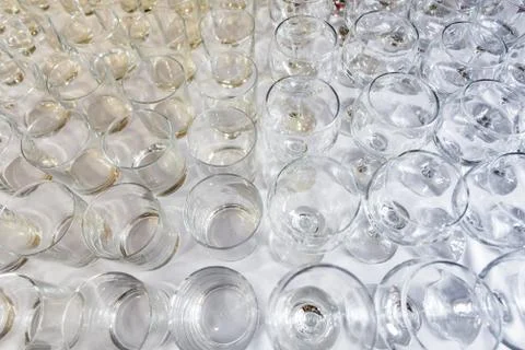Empty glasses arranged in rows Foto stock