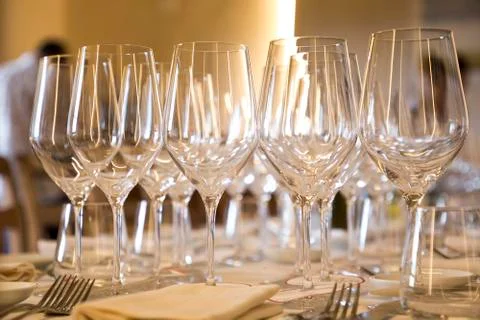 EMPTY GLASSES ROW RESTAURANT TABLE Fotos Stock