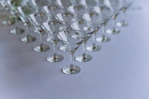 Empty glasses on the table at the wedding reception, alcohol bar, restauran.. Foto stock