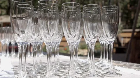 Empty glasses at the wedding banquet Vidéo 62808328