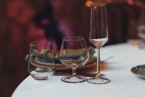 Empty glassware rests on a crisp white tablecloth Foto stock