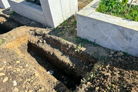 Empty grave plot at a Muslim cemetery Foto stock