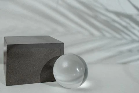 Empty gray backdrop with a cube and a glass sphere on a gray background wit.. Foto stock