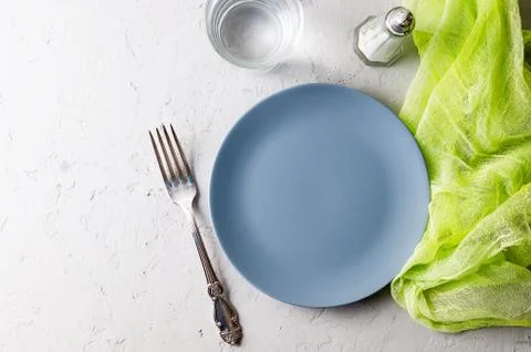 Empty gray plate serving for dinner Stockfoto's