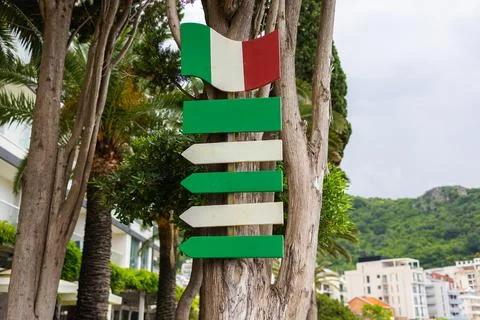 Empty green and white direction sign with Italian flag on tree. Travel guidan Foto stock