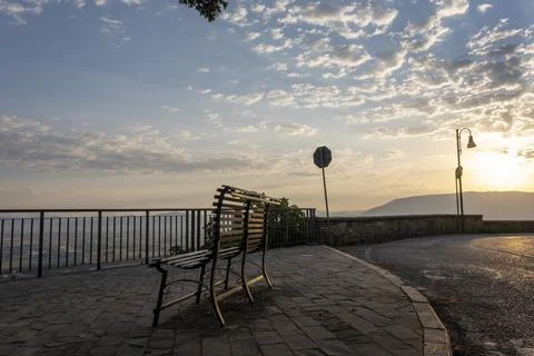 Empty green bench with panoramic view of Beautiful landscape of old town Foto stock
