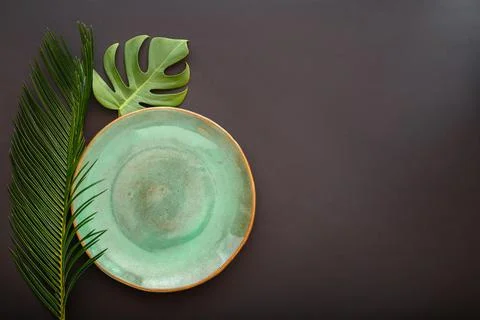 Empty green plate on black background. Luxury dinner plate served with asian Foto stock