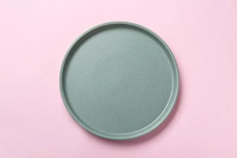 Empty grey ceramic plate on pink background, top view Foto stock