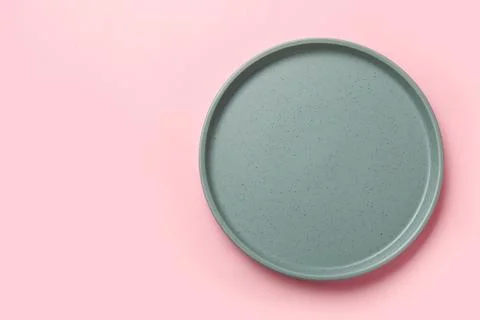 Empty grey ceramic plate on pink background, top view. Space for text Foto stock
