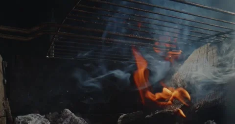 Empty grill grate above burning firewood Vídeo Stock 329923386