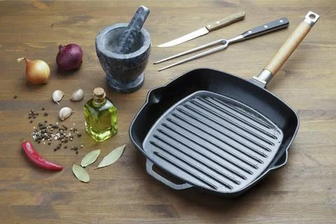 Empty Grill pan and various spices Fotos de archivo