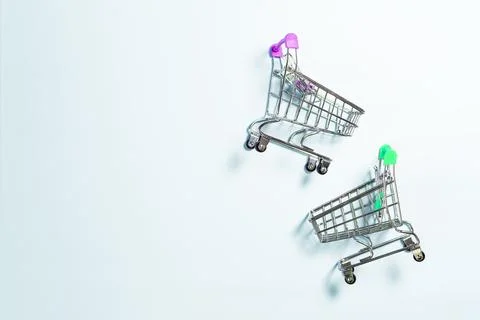 Empty grocery basket on a blue background close-up. Foto stock