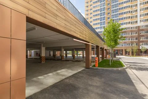 Empty ground parking in the yard of a modern house. Foto stock