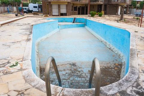 Empty in ground swimming pool during renovation and restoration work in winter Foto stock