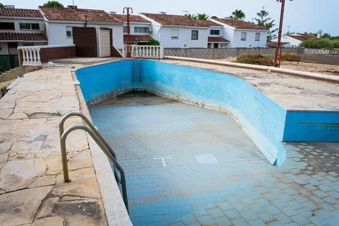 Empty in ground swimming pool during renovation and restoration work in winter Foto stock
