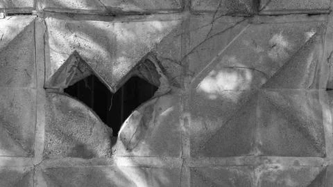 An empty heart in a wall of stone Foto stock