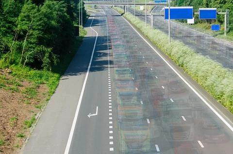 Empty Highway and Multiple Vehicle Motion Graphic in Natural Environment Foto stock