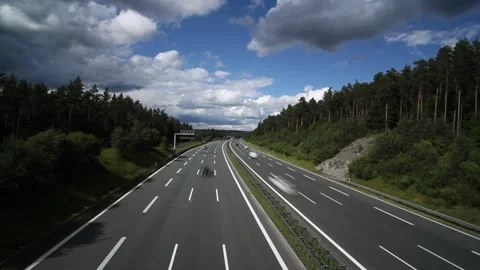 Empty Highway Under a Cloudy Sky Vidéo 348217286