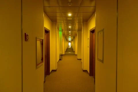 Empty hotel interior, light at the end corridor. The end concept Foto stock