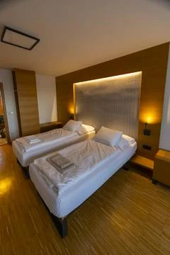 Empty hotel room with two single beds Foto stock