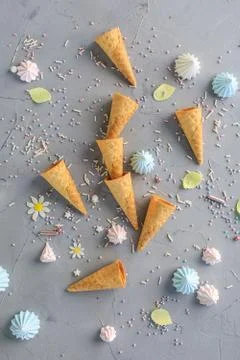 Empty ice cream cones gray background. Top view Stockfoto's