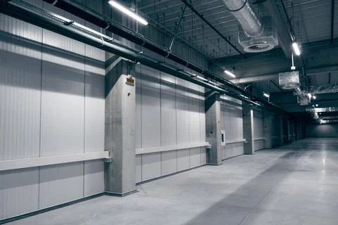 Empty industrial hall with ceiling ventilation system Foto stock