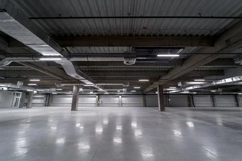 Empty industrial hall with ceiling ventilation system Foto stock