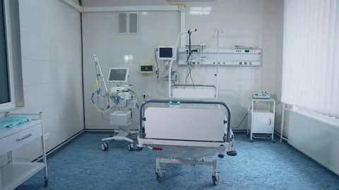 Empty intensive care room. Modern hospital room with bed and medical equipment Video stock 153262487