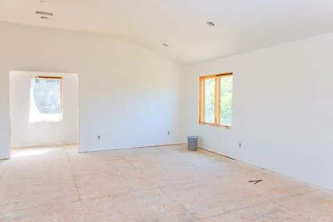 Empty interior space with natural light showing unfinished renovation in modern Foto stock
