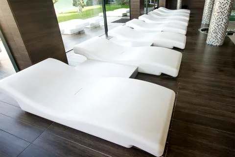 Empty interior swimming pool with relaxation area. Foto stock