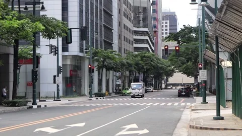 Empty intersection road and car traffic in BGC Taguig during quarantine Vidéo 131493769