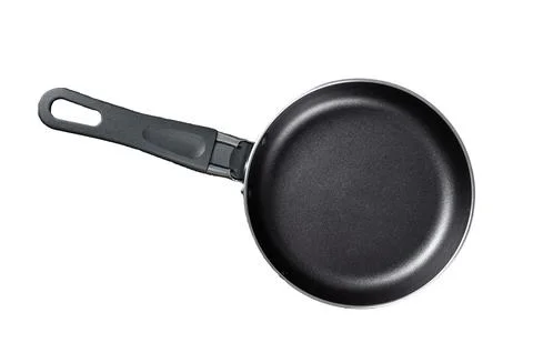 Empty iron frying pan on rustic table. Isolated, white background. 스톡 사진