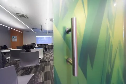 Empty it classroom empty it classroom with program code on projector scree... Stock-Fotos