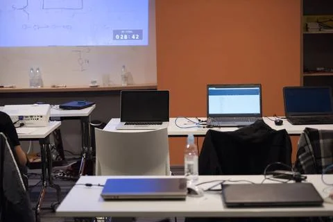 Empty it classroom empty it classroom with program code on projector scree... 库存照片