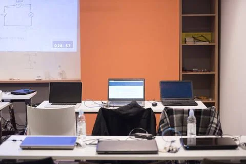 Empty it classroom empty it classroom with program code on projector scree... 스톡 사진