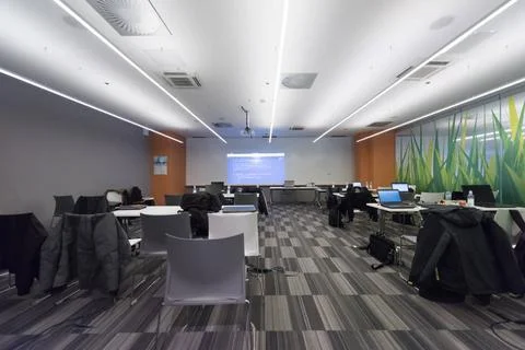 Empty it classroom empty it classroom with program code on projector scree... 스톡 사진