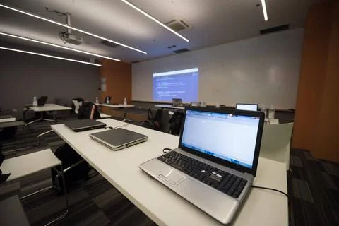 Empty it classroom empty it classroom with program code on projector scree... 库存照片