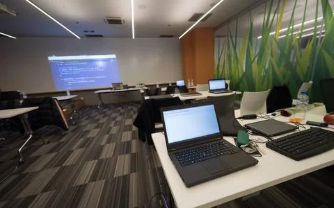 Empty it classroom empty it classroom with program code on projector scree... 库存照片
