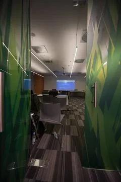 Empty it classroom empty it classroom with program code on projector scree... Stock-Fotos