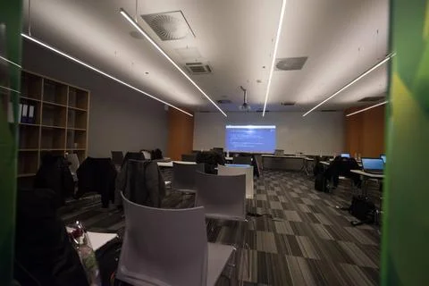 Empty it classroom empty it classroom with program code on projector scree... Stock-Fotos